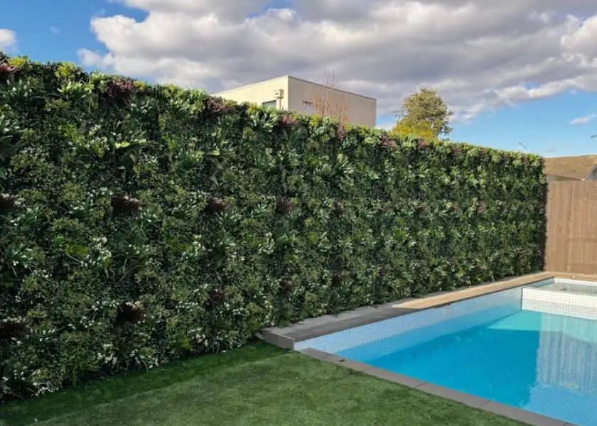 Model Pagar Tembok dengan Tanaman Vertikal Minimalis